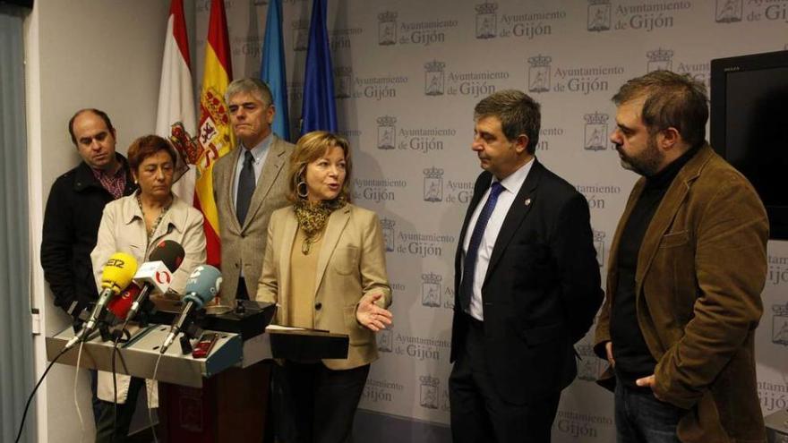 Por la izquierda, David Argüelles y Carmen Moreno, de la Unión de Comerciantes, Santiago Fernández, Pilar Vázquez, Esteban Aparicio y Carlos Cobo.