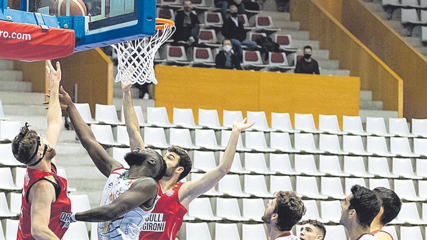 Jawara lanza a canasta entre dos rivales en Girona.