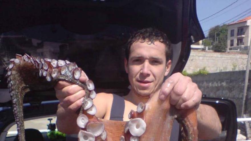 Un buzo captura un pulpo de casi 10 kilos en Aldán