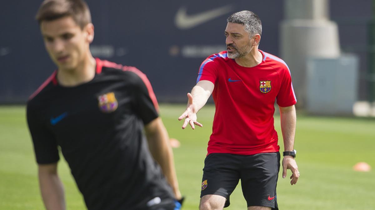 Pimienta da indicaciones a Ruiz de Galarreta, ex de la UD, durante la etapa de ambos en el Barça B.