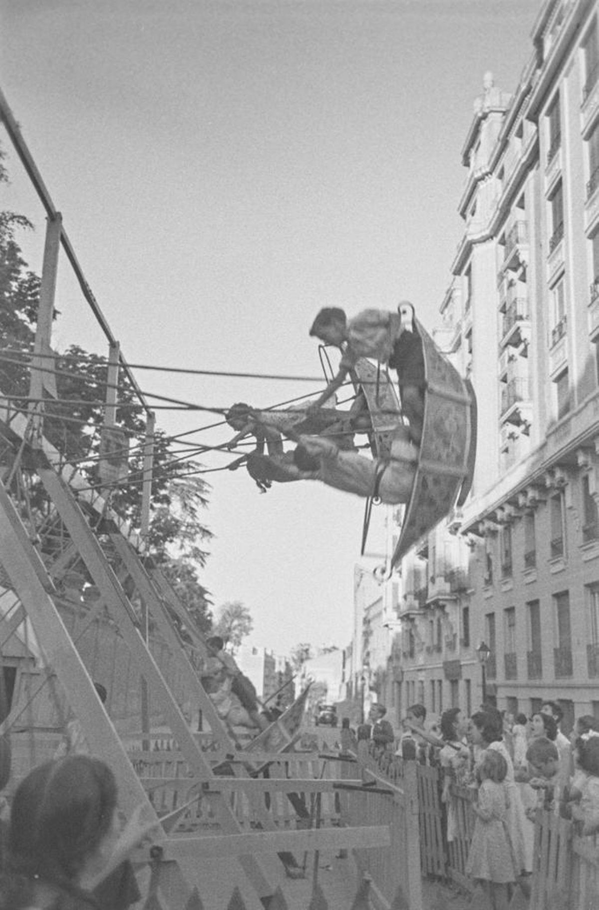 Atracción de feria en una verbena en Chamberí (Madrid) en el verano de 1940, solo un año después del fin de la guerra.
