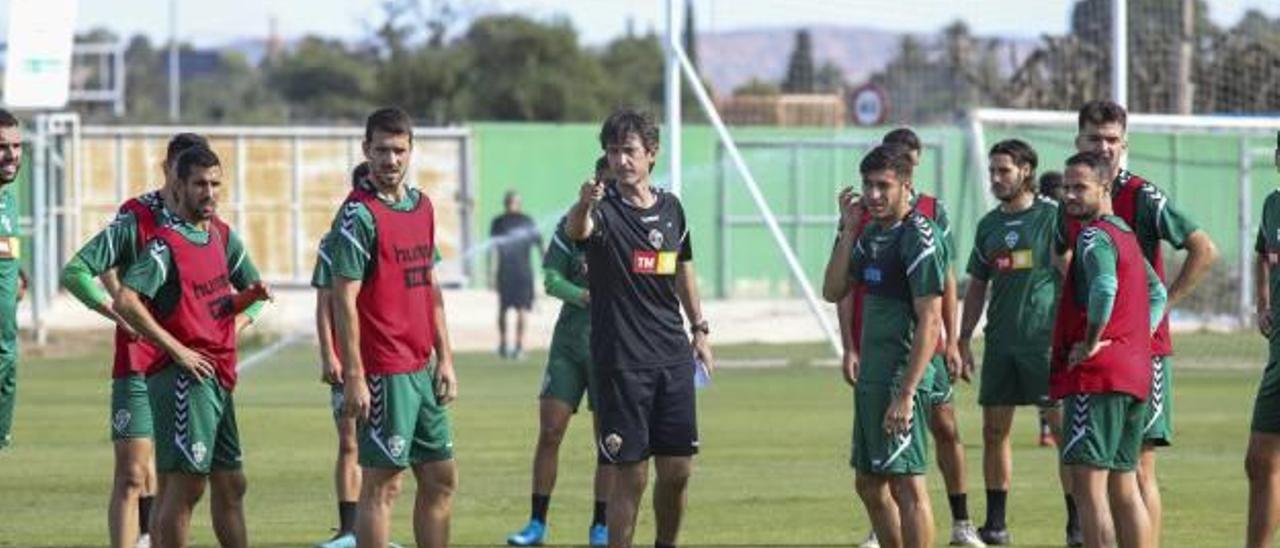 El técnico Pacheta da instrucciones a los jugadores del Elche en el entrenamiento del pasado jueves.