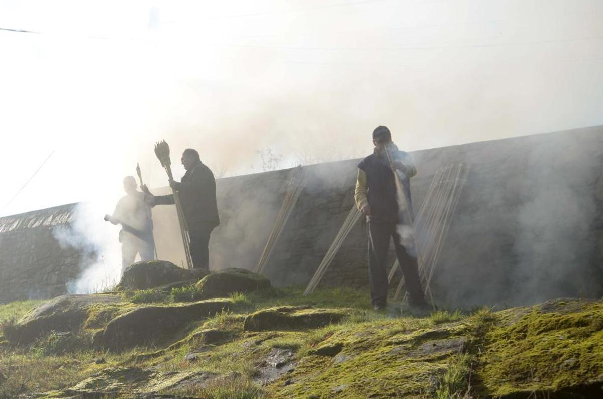 Los valgueses recorren la aldea con las ofrendas de la Candelaria y San Blas. Los valgueses recorren la aldea con las ofrendas de la Candelaria y San Blas.