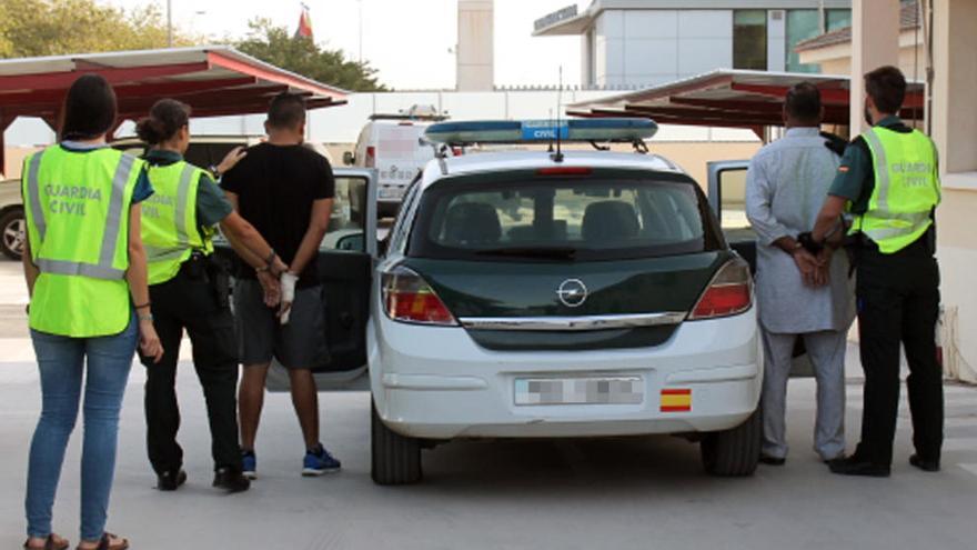 Imagen cedida por la Guardia Civil con los arrestados por la pelea en Torre Pacheco