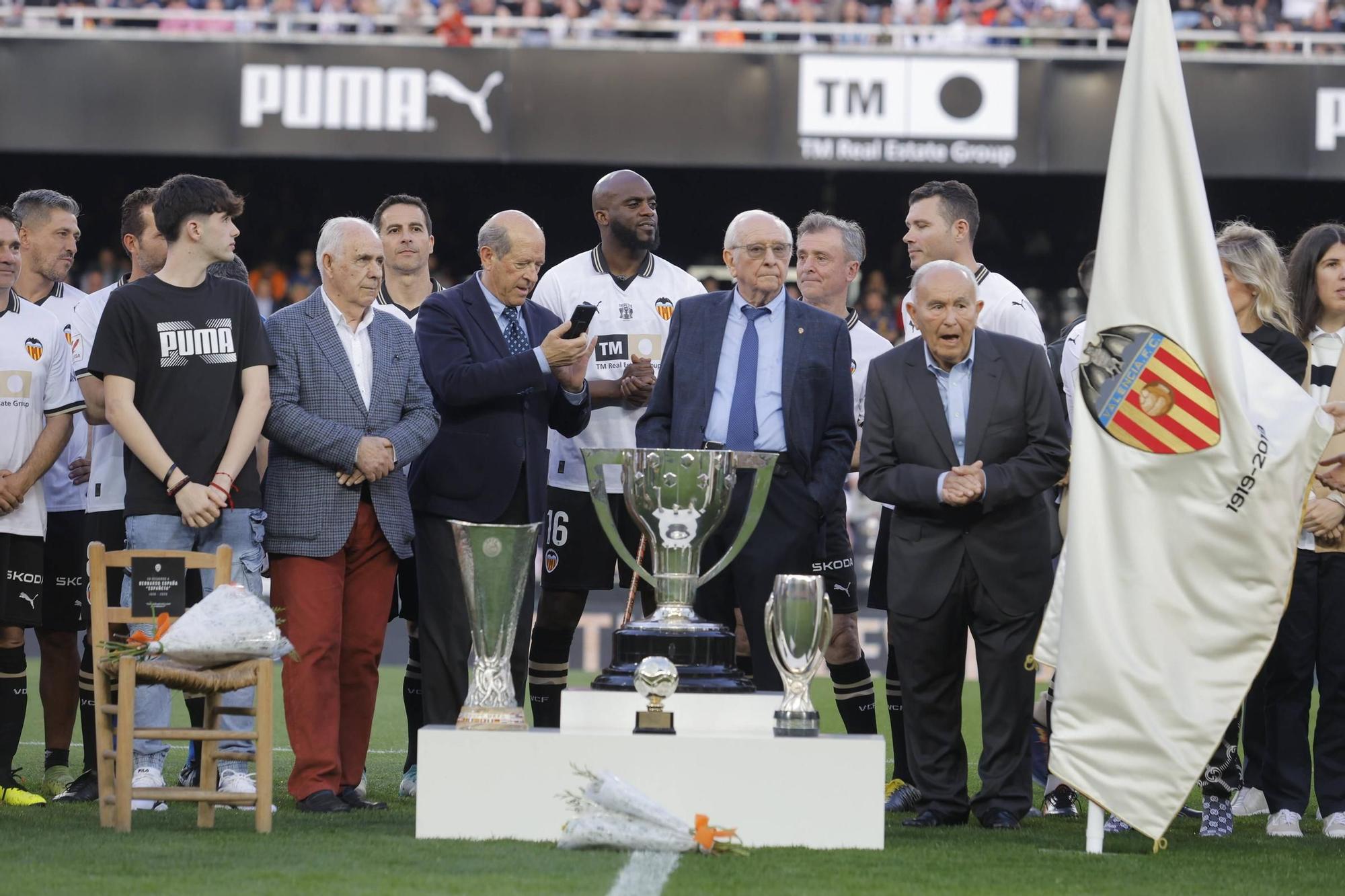 ¡Qué recuerdos! Las fotos del homenaje al Valencia del Triplete