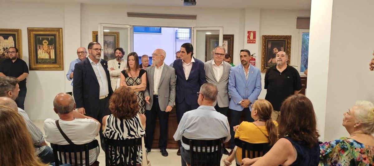 Enrique Sarria, con su Junta de Gobierno, nada más conocerse el resultado de las elecciones.