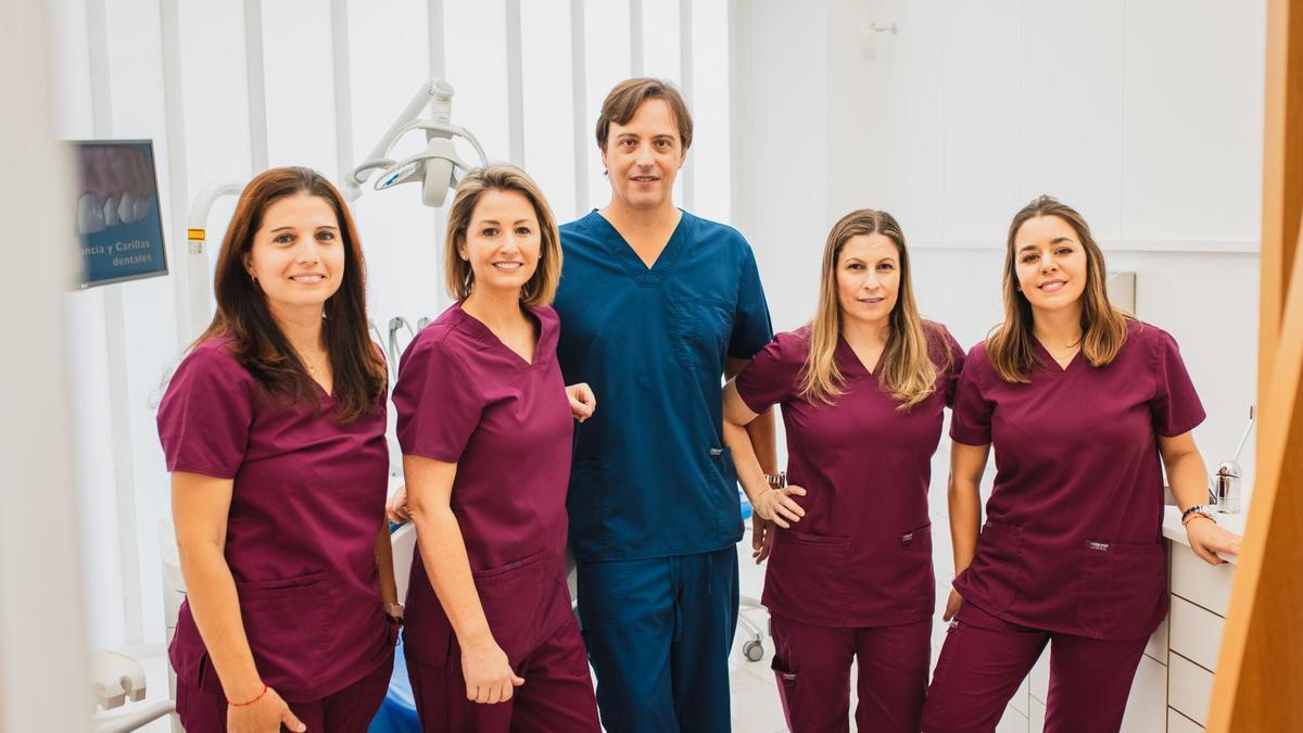 El equipo de profesionales de clínicas Udemax cuida tu salud dental.