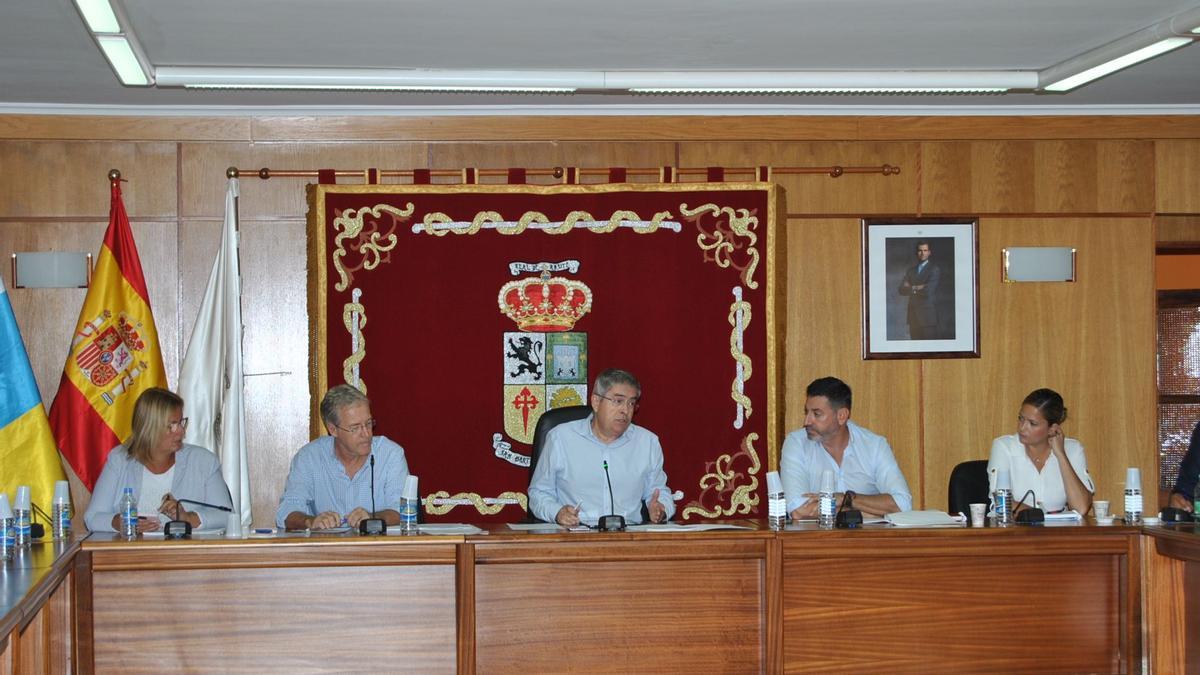 Por la izquierda, Elena Álamo, el secretario Mateo Ojeda; Marco Aurelio Pérez, Alejandro Marichal y Yilenia Vega, ayer, en Tunte.