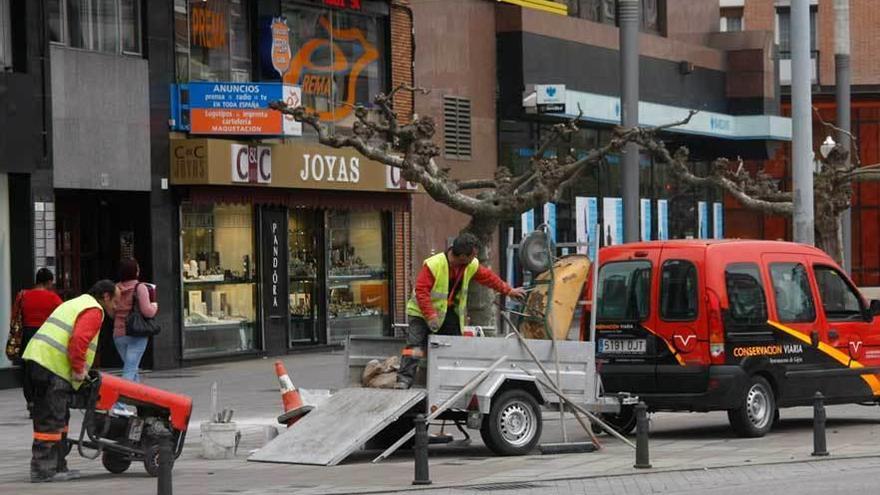 Brigadas de conservación viaria del Ayuntamiento en la Acerona.