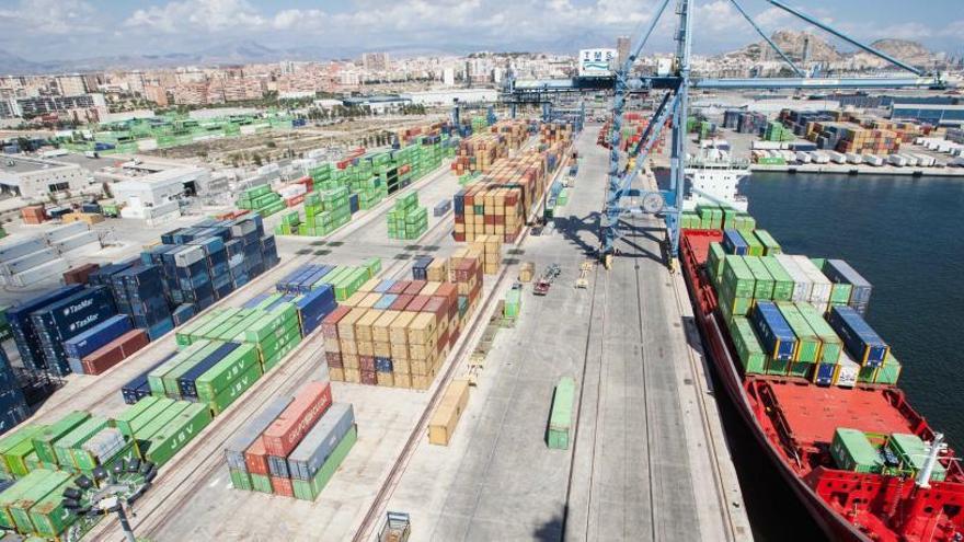 Los estibadoresdel Puerto de Alicante aplazan la huelga y seguirán negociando la próxima semana