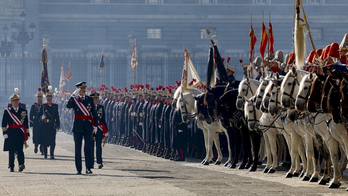 MADRID, 06/01/2023.- El rey Felipe VI pasa revista a las tropas durante la celebración de la Pascua Militar este viernes en la plaza de la Armería de Madrid, frente al Palacio Real. EFE/ J.J. Guillén