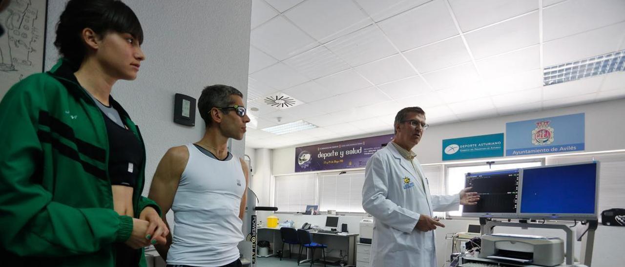 Nicolás Terrados, a la derecha, con dos deportistas en la Unidad de Medicina Deportiva de Avilés.