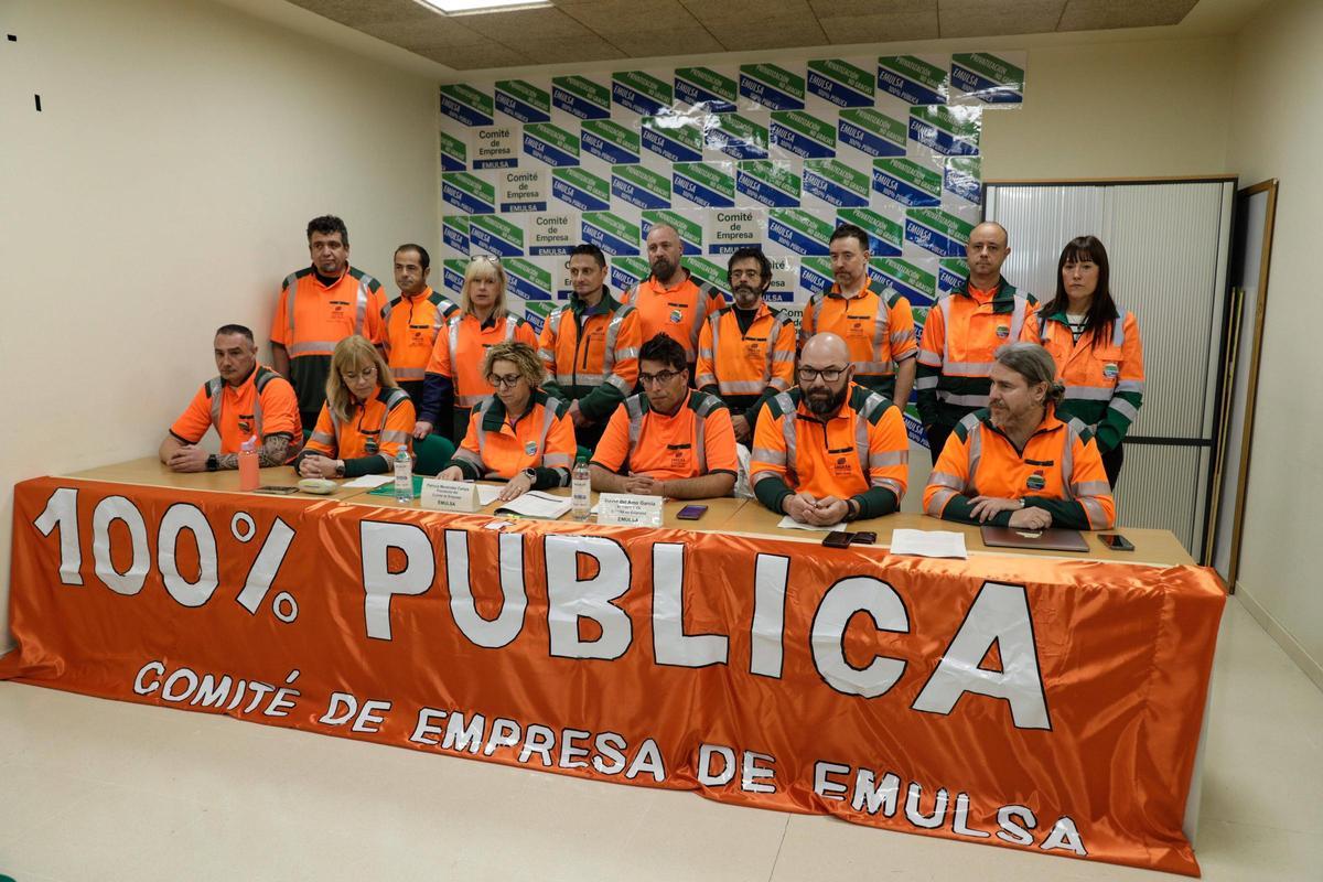 Miembros de los siete sindicatos en el comité de empresa de Emulsa, durante la rueda de prensa que ofrecieron hoy.