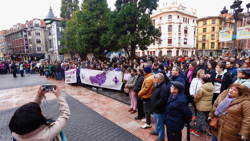 Así fue la multitudinaria manifestación en Langreo de repulsa por la muerte de Karilenia