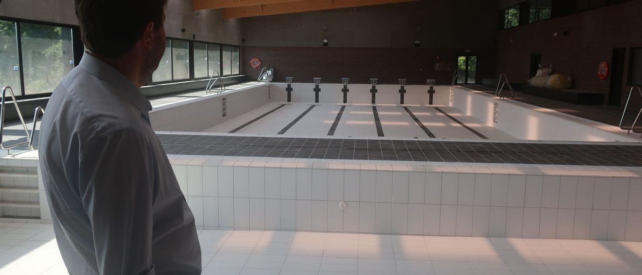 Interior del complejo deportivo de la piscina de Meicende. |   // LA OPINIÓN