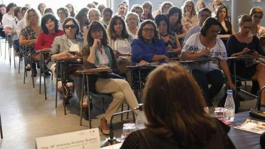 La presidenta de la Asociación Empresa Mujer, María Antonia Álvarez, se dirige a las asistentes a la jornada celebrada ayer, con la arquitecta Ester Higueras, la catedrática de Medicina Preventiva Adonina Tardón y la médica Begoña Martínez sentadas en primera fila.