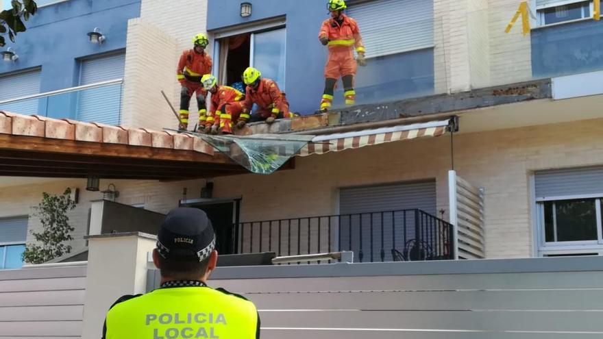 Un policía observa a los bomberos, en plena intervención.