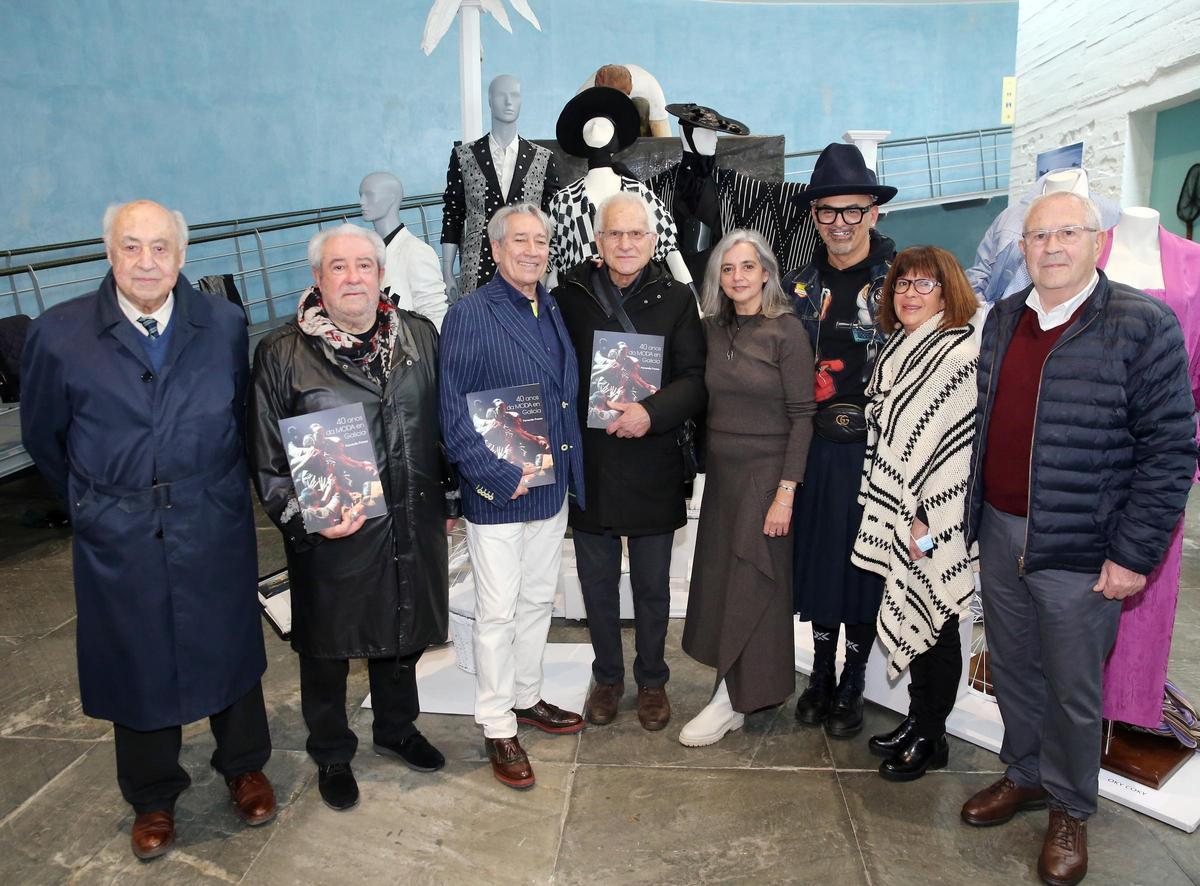 Fernando Franco, tercero por la izq., junto a los diseñadores que asistieron a la presentación de su libro en 2022.
