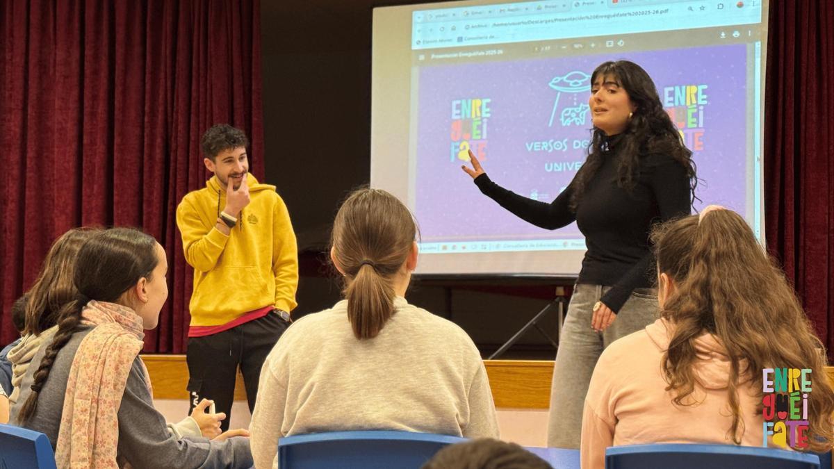 Profesionais da regueifa co alumnado nun dos obradoiros.