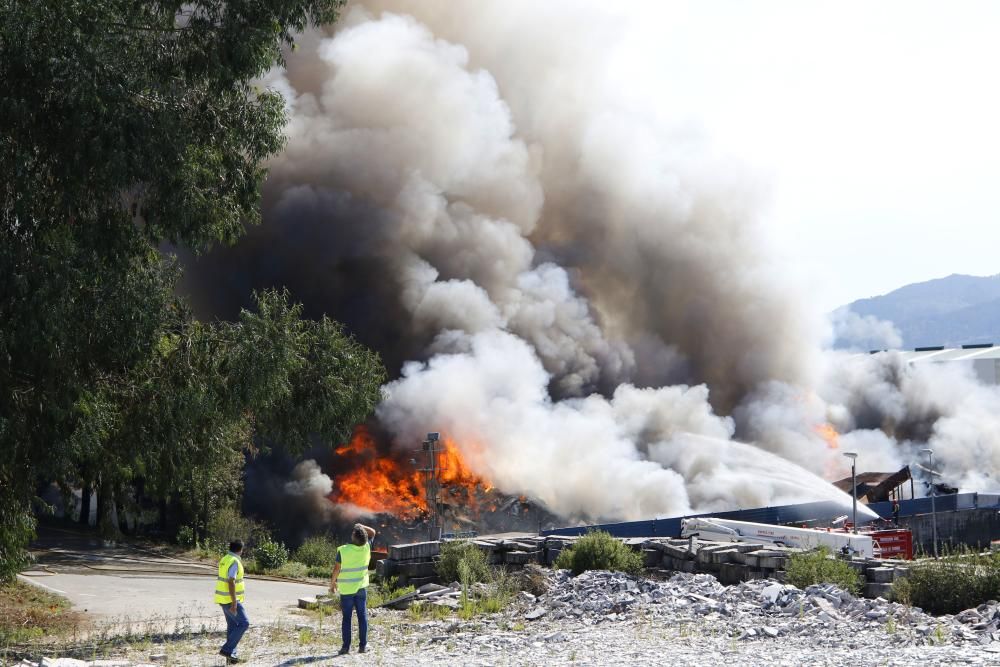 El fuego se ha registrado en una nave dedicada al reciclaje de residuos