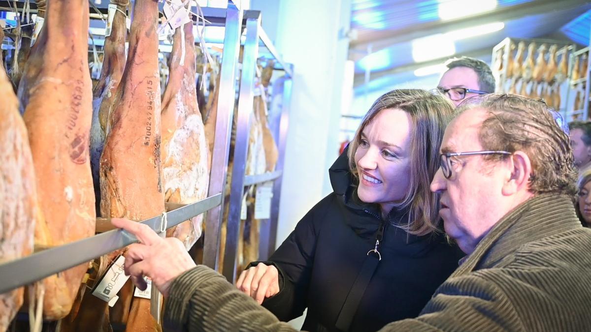 La secretaria general del PSOE Aragón, Pilar Alegría, este sábado en un secadero de jamones de Calamocha.