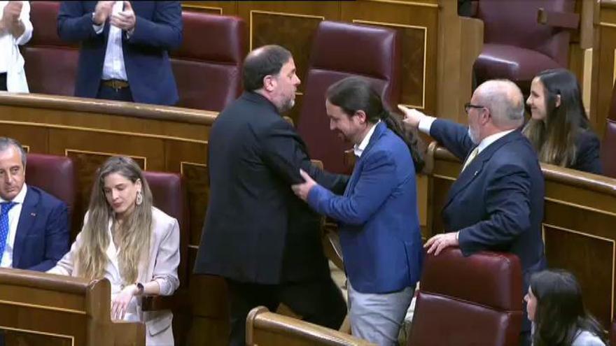 Aplausos y calurosos saludos para recibir en el hemiciclo a los políticos presos