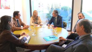 El jefe de la patronal, Antonio Garamendi, con los coordinadores del programa electoral del PP, Íñigo de la Serna y Carmen Fúnez.