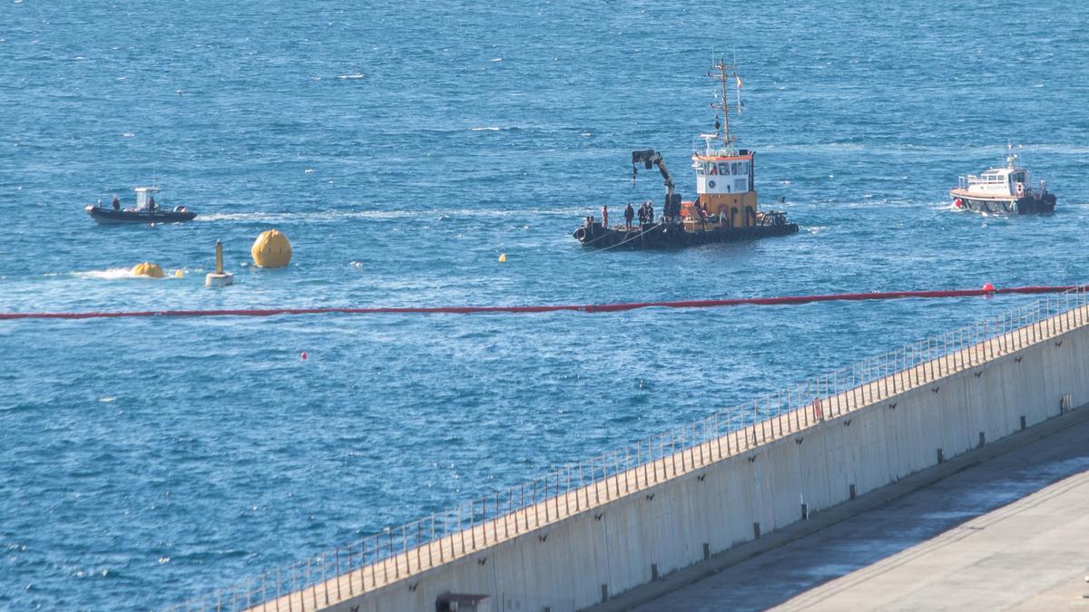 Reflotado el pesquero 'Charpat Segundo', hundido en el puerto de Ibiza.