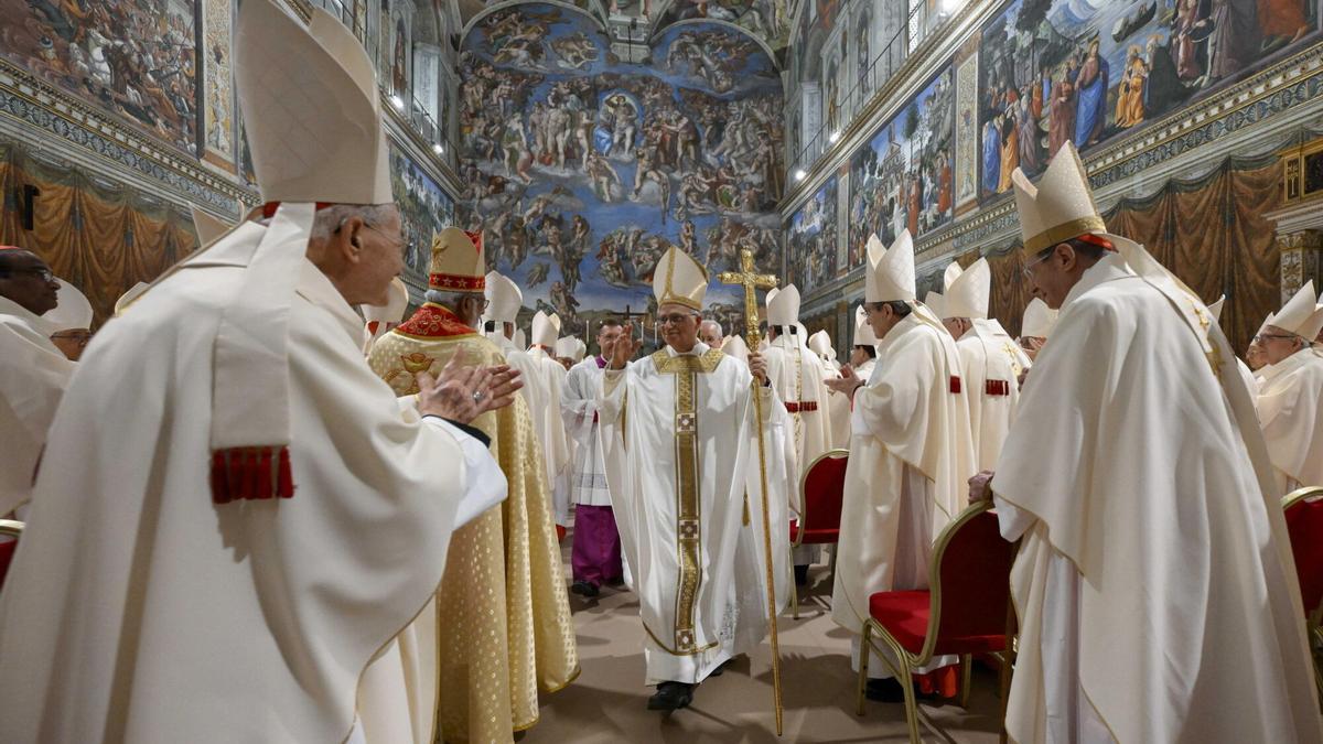 El papa León XIV celebrando la misa con los cardenales electores en la Capilla Sixtina, en la Ciudad del Vaticano.