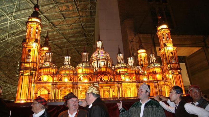 El Rosario de cristal ilumina la tradición y el fervor religioso