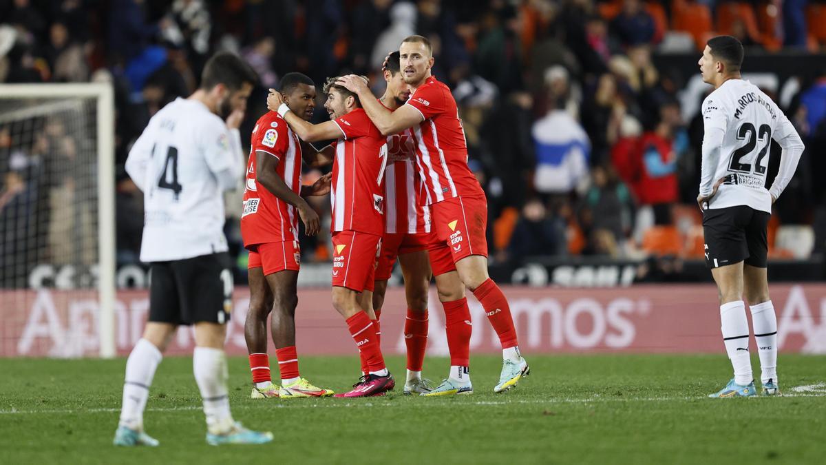 Los jugadores del Almería celebran el empate en Mestalla.