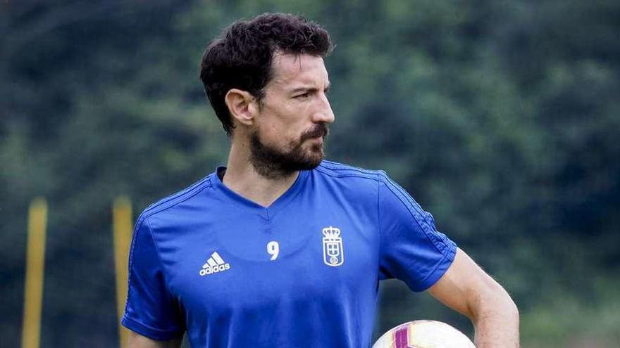 Toché, en el entrenamiento matutino del Oviedo de ayer, en las instalaciones deportivas de El Requexón.