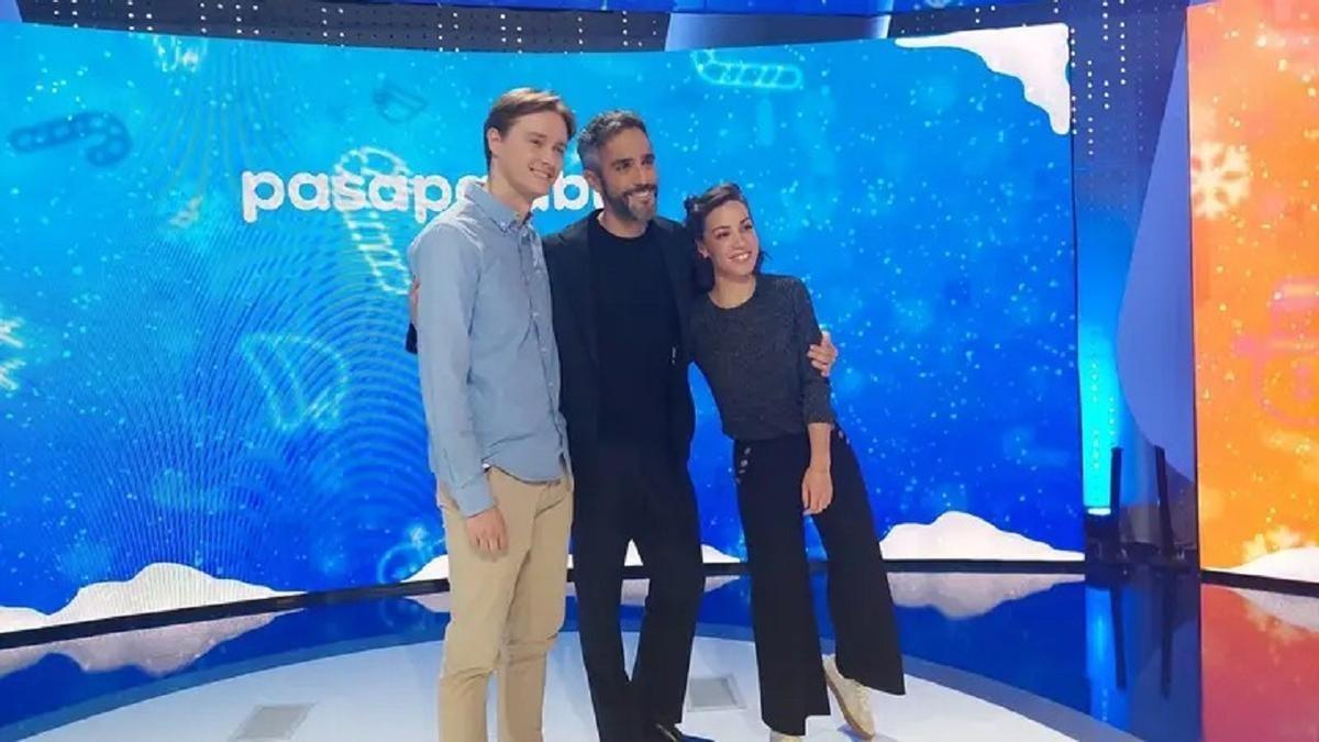 Manu y Rosa, de Pasapalabra, con el presentador, Roberto Leal.