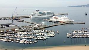 El puerto de Palamós, con los cruceros.