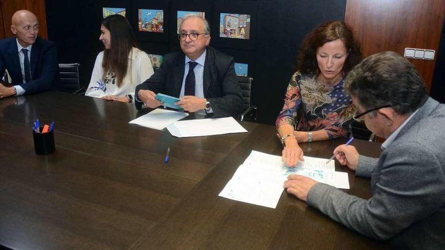 El alcalde recibió ayer a los responsables del Curso del Atlántico sobre oftalmología. // Rafa Vázquez