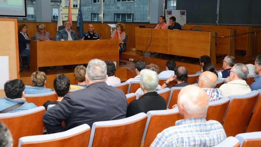 Reunión de vecinos y colectivos del casco vello con el gboierno municipal y los técnicos. // Gonzalo Núñez