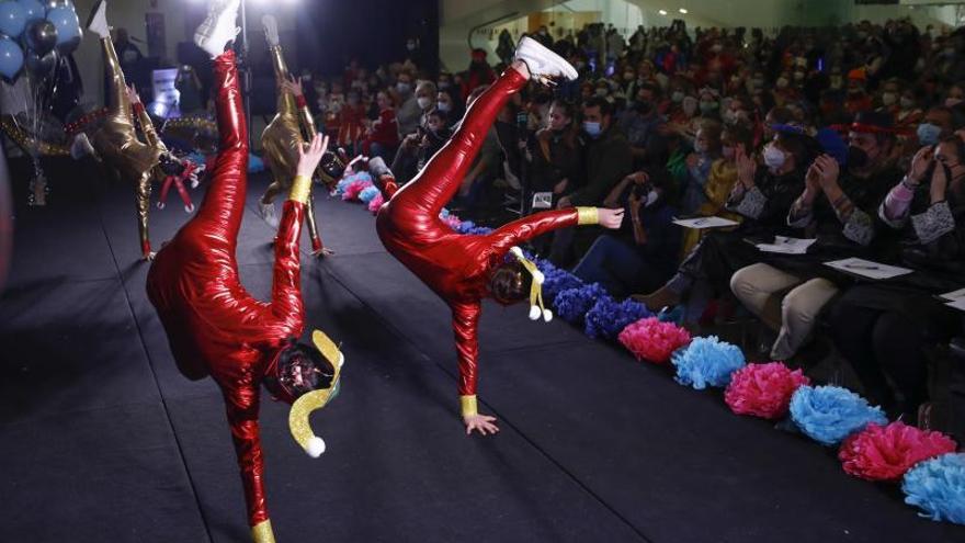 1-Jimena Rodríguez con su disfraz de elefante. 2-El ganador indiv, Nel González, con su disfraz de búho. 3-Los vencedores en la categoría por equipos bailando sobre el escenario. 4-Público en la sala de cristal del Calatrava. 5-El niño ruso Lukas Sakharov con su madre, Alissa, desfilando. | Luisma Murias