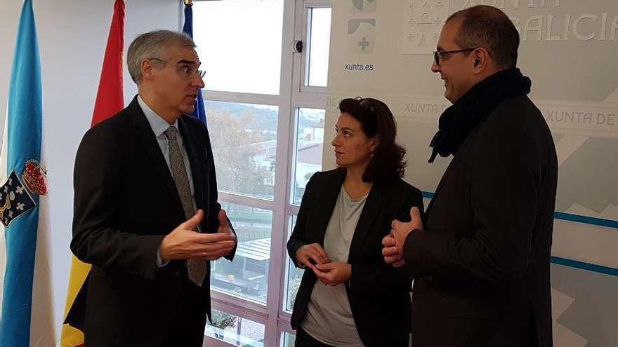 Conde conversa con Carla Gohin y Frédéric Puech, ayer, en la sede de la consellería en Santiago. // FdV