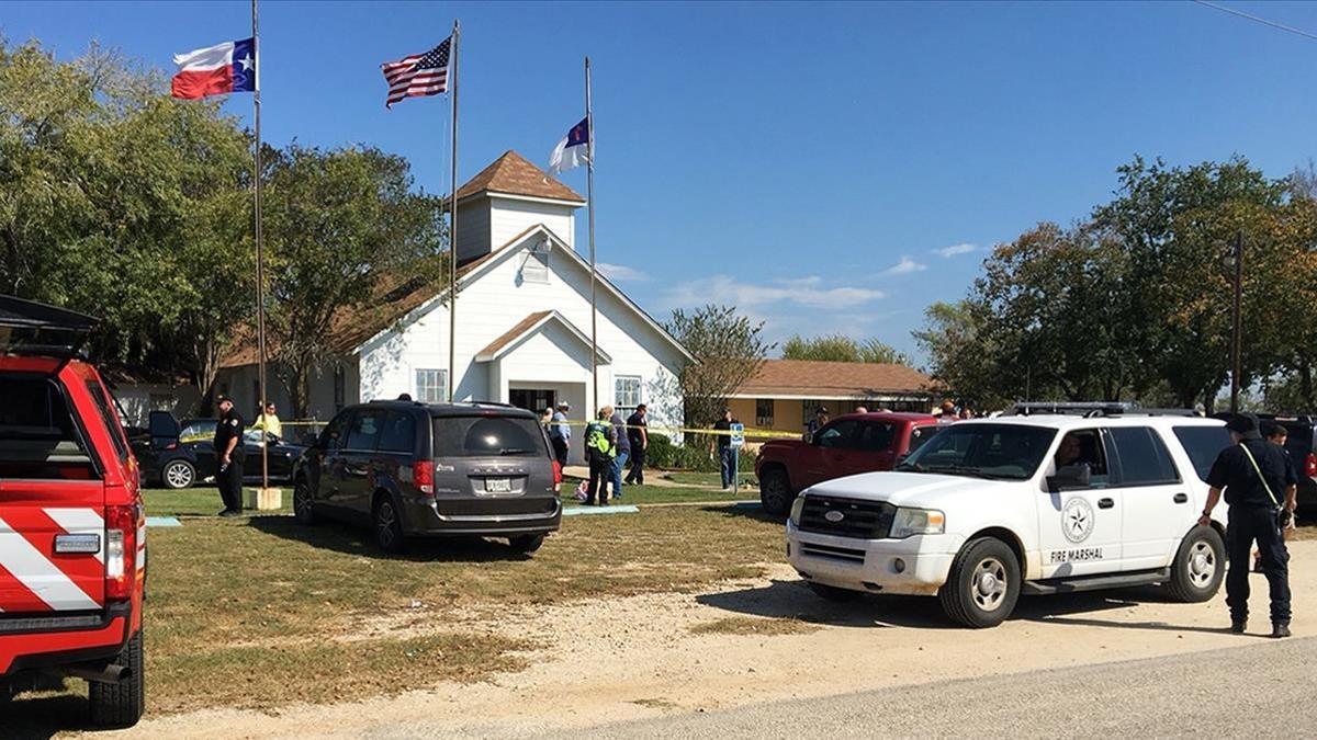 Los equipos de emergencia acuden a la iglesia donde se ha producido el tiroteo en Sutherland Springs.