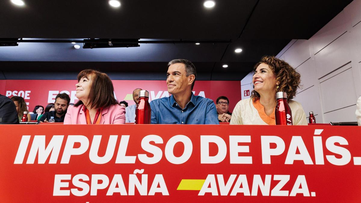 El presidente del Gobierno, Pedro Sánchez, junto a la presidenta del PSOE, Cristina Narbona, y la vicepresidenta primera, María Jesús Montero, durante el último comité federal del partido.