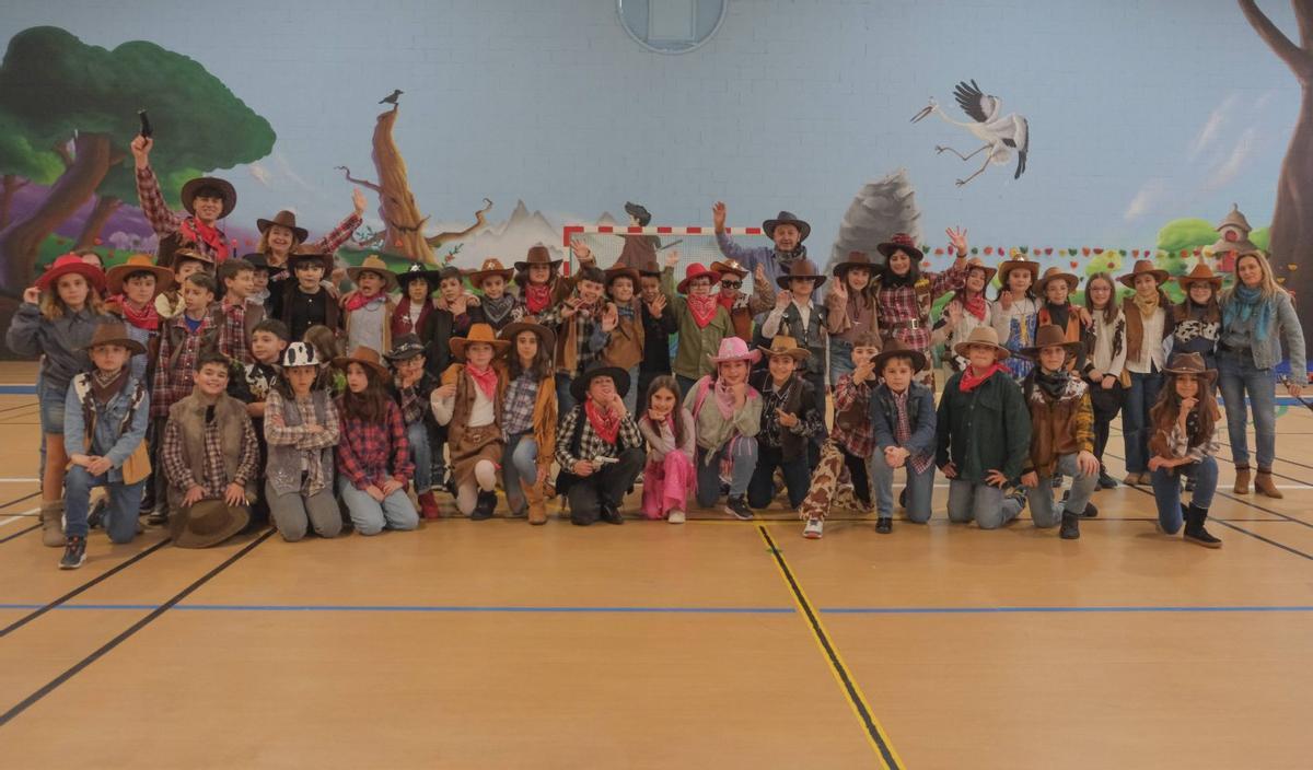 Todo un poblado vaquero recibió ayer, en el Mestre Vide,  a la charanga en su fiesta de Entroido. | ROI CRUZ