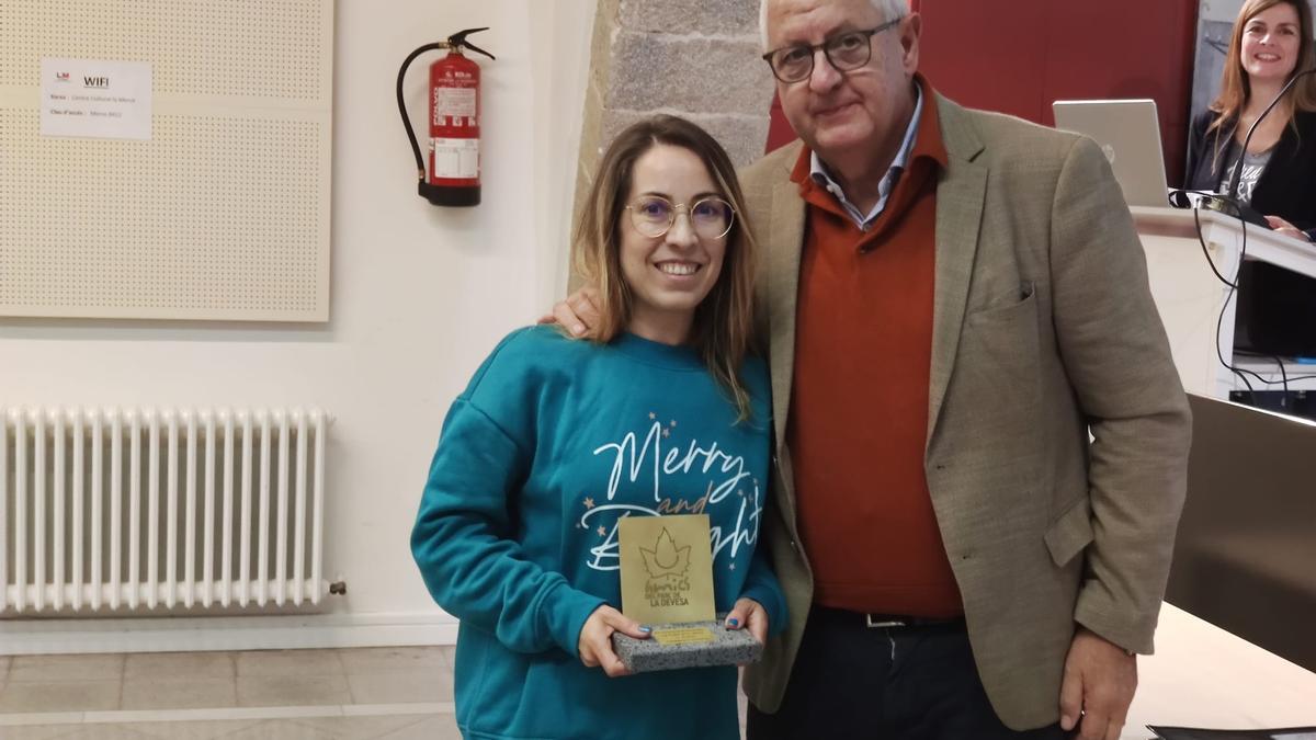 Pere Quera entrega el guardó a Anabelén Calé.