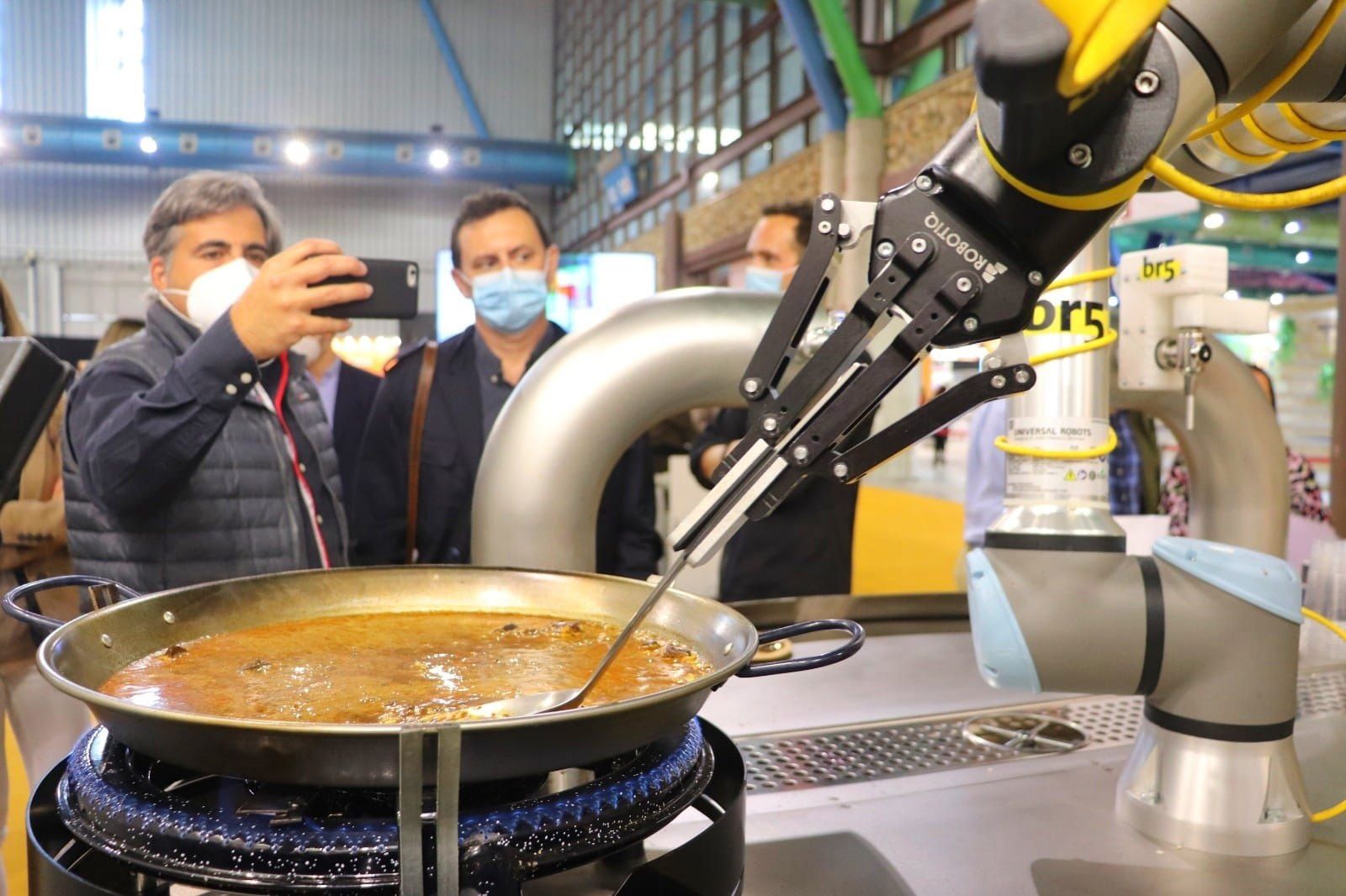 La primera paella cocinada por una robot, presentada en el Salón de Innovación en Hostelería H&T