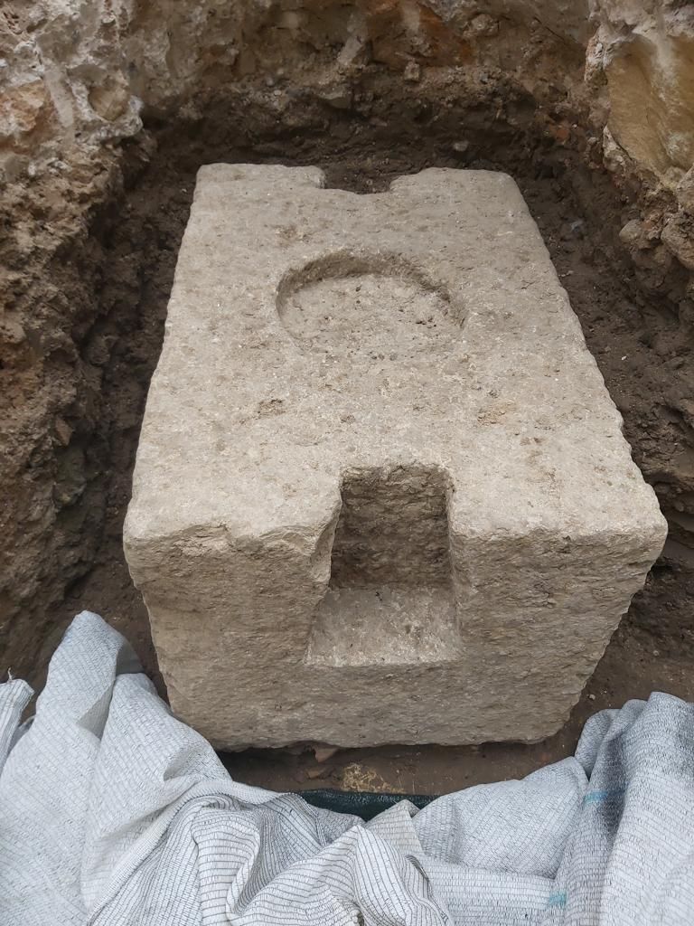 Uno de los sillares encontrados en la excavación