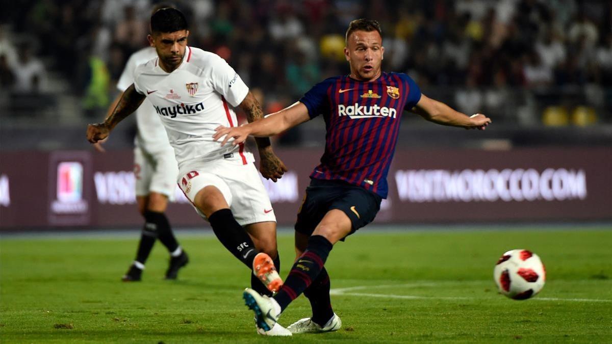 Arthur y Banega, en la Supercopa de Tánger.