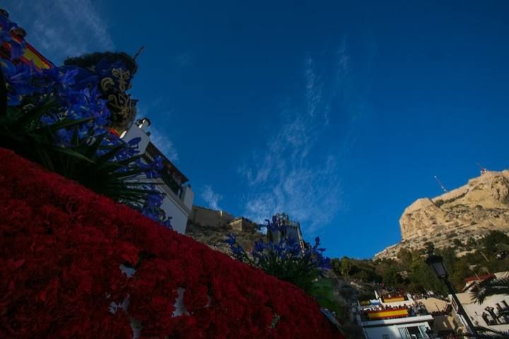 Alicante se vuelca con la procesión de Santa Cruz