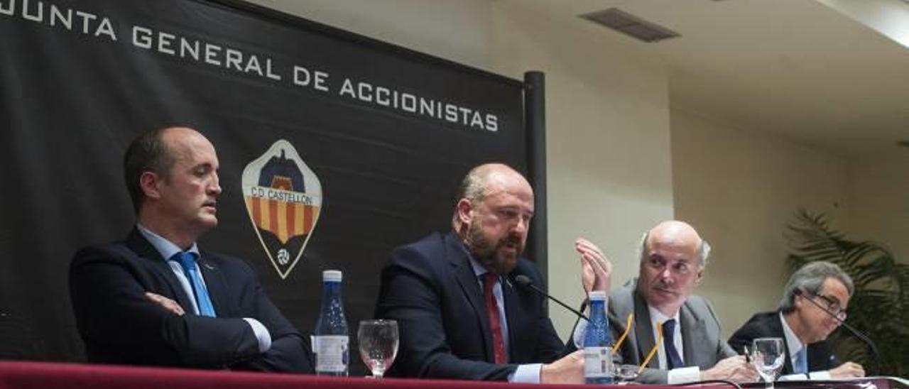 David Cruz y su consejo de administración, durante la última junta general de accionistas del Castellón.