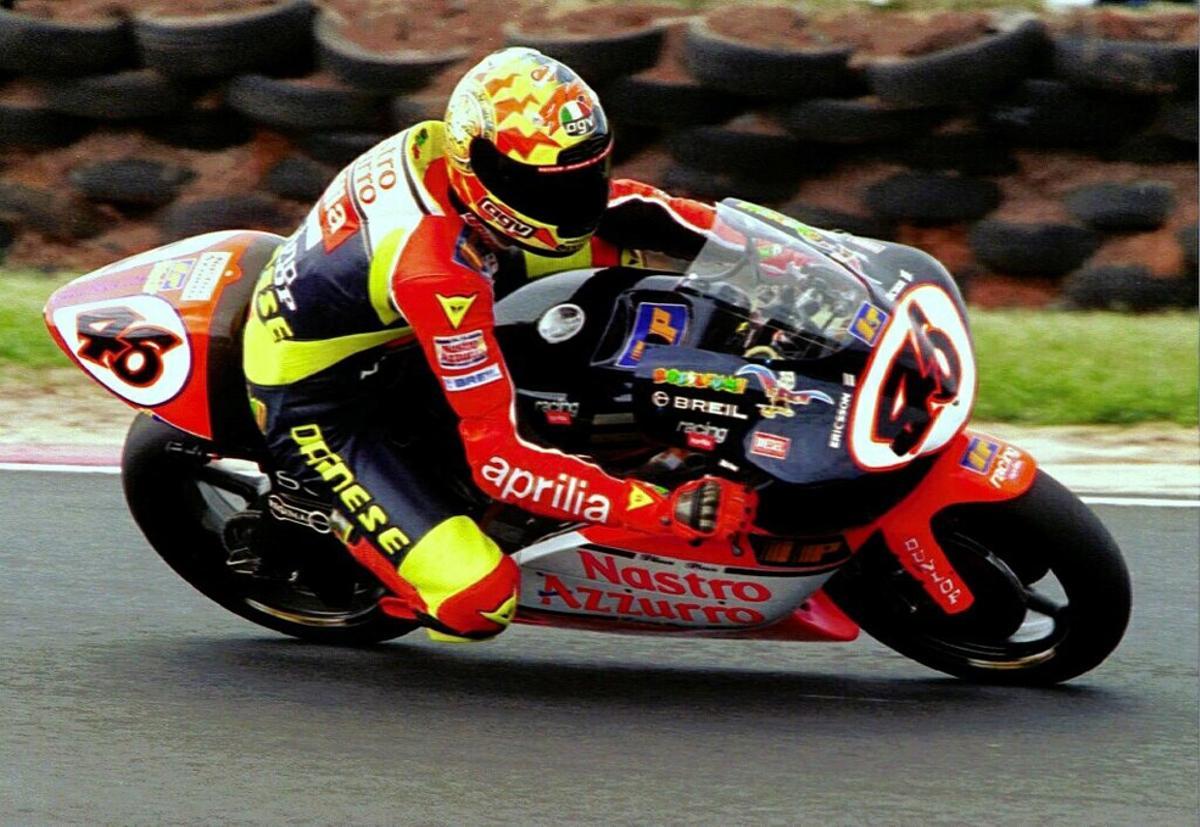 En 1998 debuta en 250cc con Aprilia