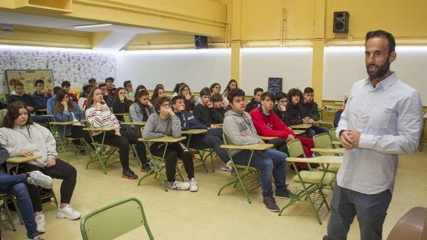 Alberto Garrido durante su charla ofrecida ayer a los alumnos del IES Laxeiro de Lalín. // Bernabé/Ana Agra
