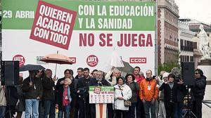 Milers de persones surten als carrers per defensar la sanitat i l’educació.